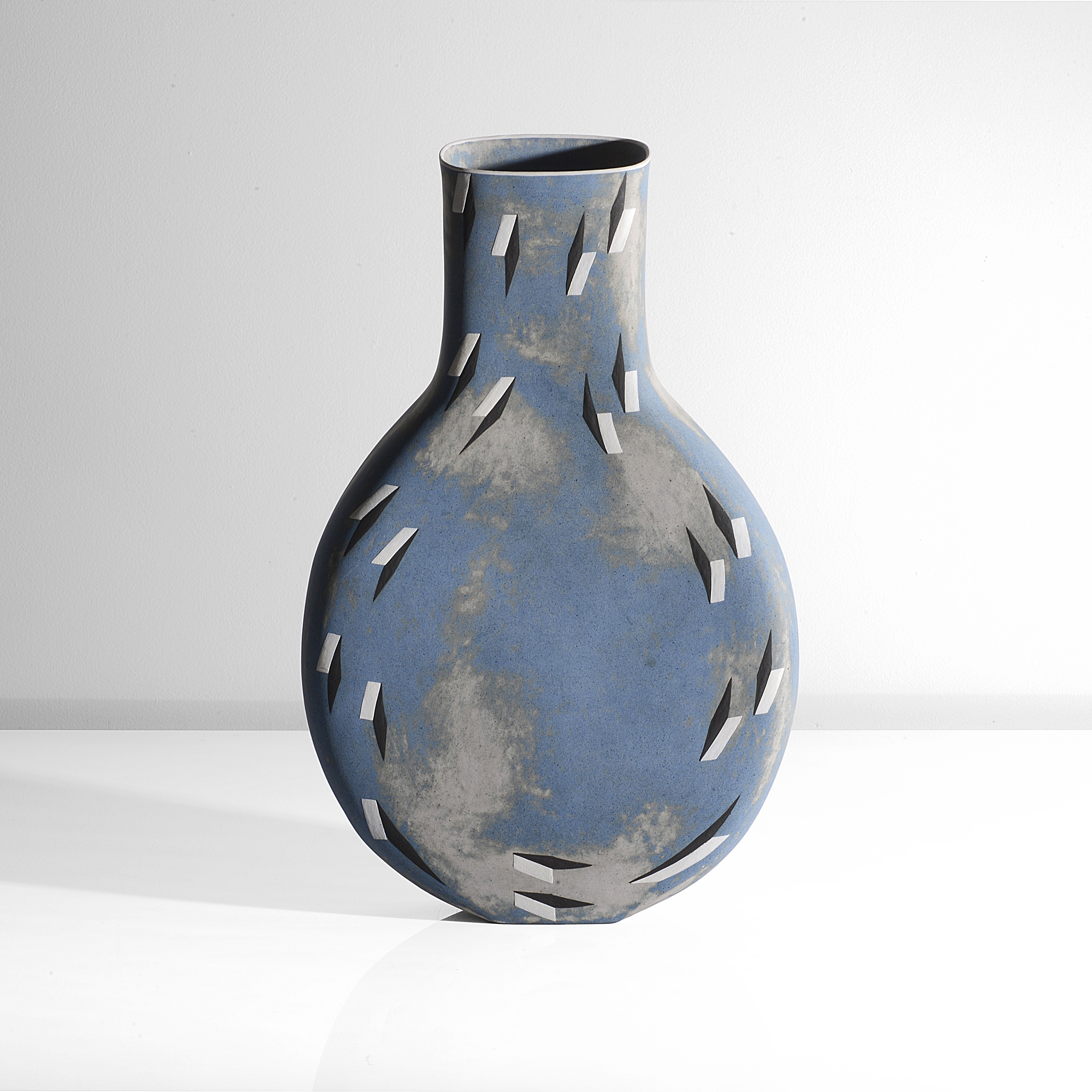 Maak | Elizabeth Fritsch Vase exhibited at Trois Crayons Summer Exhibition 2025