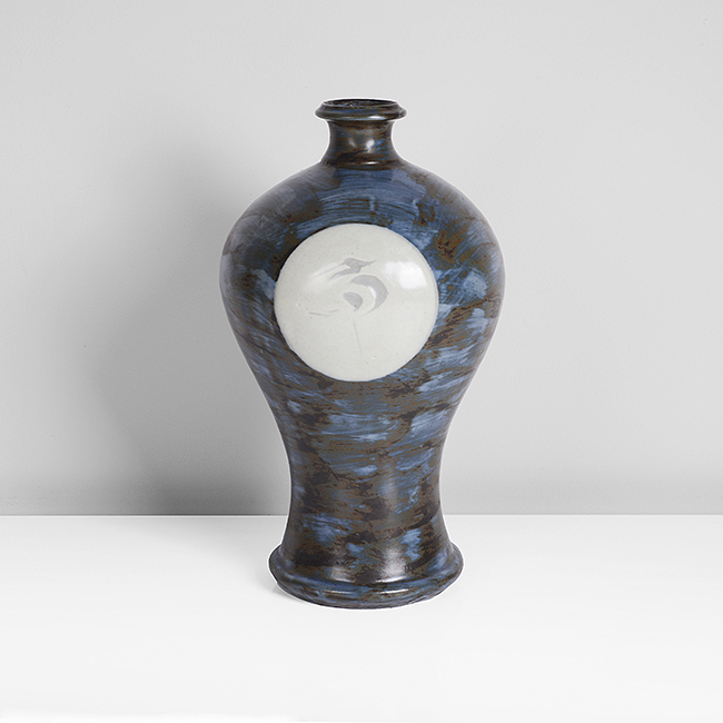 A blue stoneware bottle vase made by Japanese artist Matsuzaki Ken sold at auction by Maak