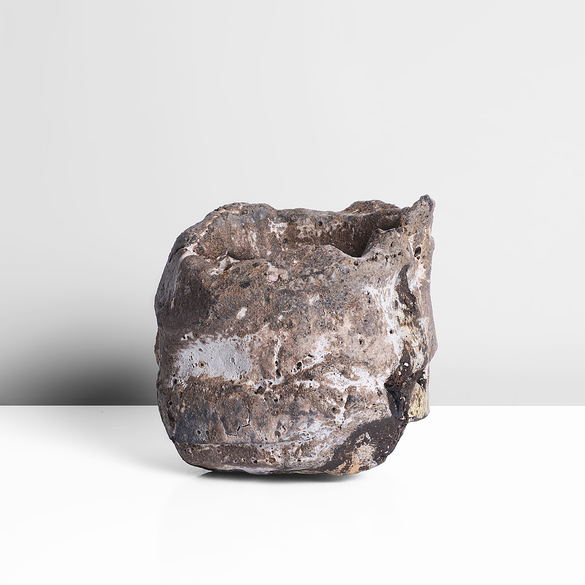 A stoneware tea bowl made by Ewen Henderson for sale with Maak